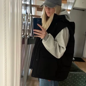 Zara väst - Säljer min väst från Zara som jag knappt använt. Fortfarande i jätte bra skick❤️