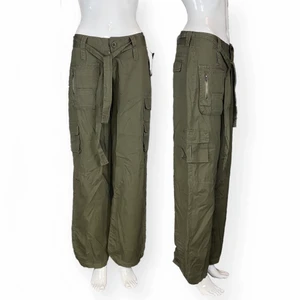 Cargo Lågmidjade  - Lågmidjade cargobyxor i toppenskick! Lappen sitter fortfarande kvar! Från Miss Ewing, storlek 36. Khakifärg. Knapp med dragkedja. Spårbar frakt på 66kr är ej inräknad i priset. Midja/höftbredd 37cm, grendjup 21cm, innerbensläng 80cm.  