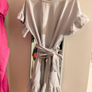 Ljusblå sommarklänning - En av mina favoritklänningar! Ljusblå klänning med fickor och volanger