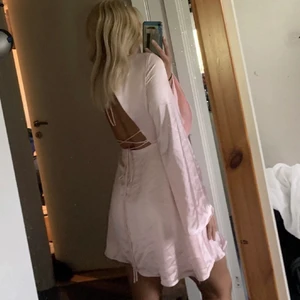 Rosa klänning  - Super fin klänning från Hanna schönbergs kollektion. Använd en gång så den är i fint skick! Bara att höra av sig vid frågor!
