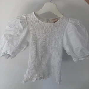 Vit topp från H&M i storlek 34 - Säljer ej supersöt vit topp från H&M med puffärmar! Använd ca 4 ggr. Säljer på grund av att jag växt ur den! Frakt tillkommer, fraktar för 45kr.