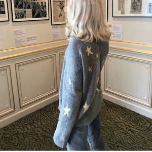 Zadig kashmir tröja - Säljer min Zadig&Voltaire tröja i kashmir som är i fint skick! Tröjan har gula stjärnor där fram och gula tillsammans med två rosa där bak. 