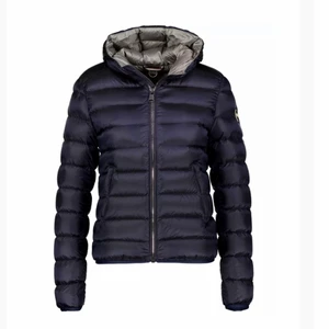 Colmar jacka - Har denna fina jacka från colmar köptes för 5000. Den är lappad under armen men man ser ej det för armen är i vägen. Säljer minst för 1400. Dm för bilder🥰 Är öppen för byten!!!