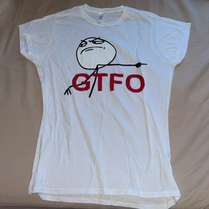 Cool tisha - Sjukt cool t-shirt i storlek XL, dock liten i storleken så skulle säga en stor L. Aldrig använd. Har legat längst ner i garderoben så det är dags för den att få ett kärleksfullt hem. Skickar enligt köparens önskemål. Bara att fråga om ni har frågor om mått osv❤️‍🔥