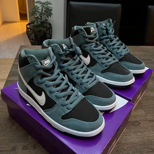 Nike sb dunk high ”mineral slate” - Nike SB Dunk High Pro Mineral Slate Suede, köpta på streetlab. Båda paren är ”deadstock” alltså aldrig provade eller använda. Kvitto på beställningen finns för den som vill ha de :)                                                                  Pris/Par!                                                                                           Obs, 42.5 såld.