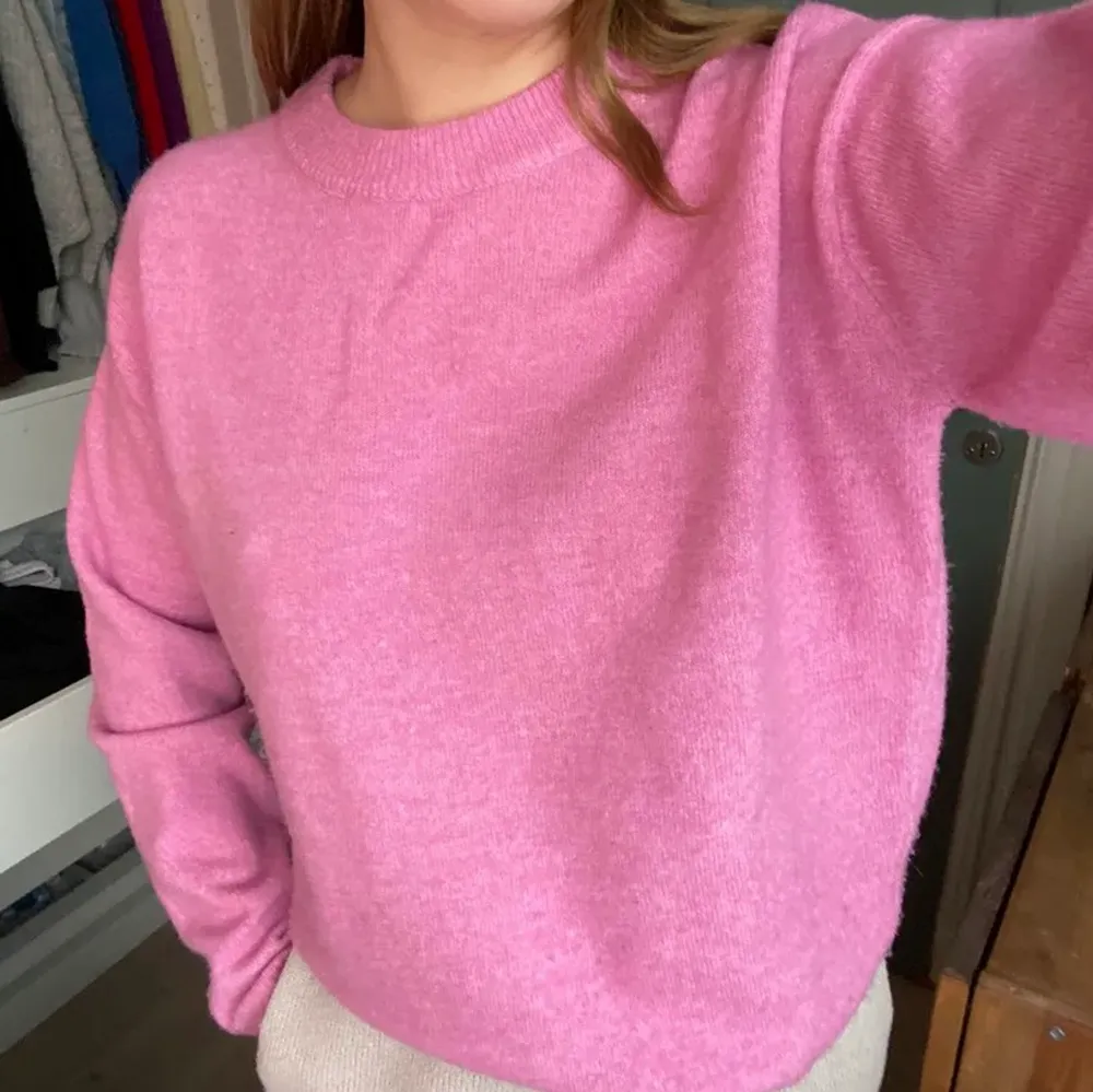 jättefin rosa stickad tröja från ASOS i strl S. lånade bilder av en tjej på plick men det är exakt samma tröja!💘 150 kr + frakt💘. Stickat.