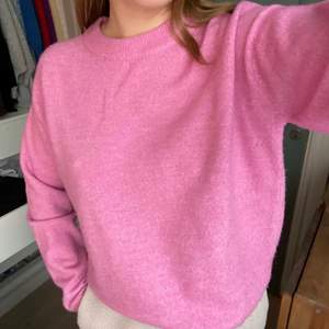 jättefin rosa stickad tröja från ASOS i strl S. lånade bilder av en tjej på plick men det är exakt samma tröja!💘 150 kr + frakt💘