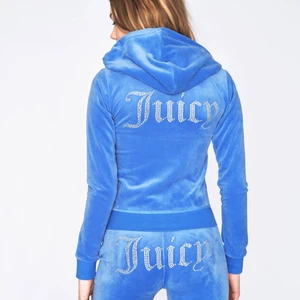 JAG SÖKER ETT JUCIY SET!! - Hej, jag letar ett ett juicy det i antingen ljusblåa färgen eller beige färgen. Skulle vilja ha ett set i strl M men som passar L. De funkar oxå om de bara är ett par byxor. Från priset 250-500 funkar. Hör av dig endast om du har ngt erbjudande. Tack ❤️ 