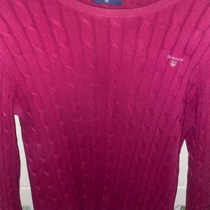 Gant-tröja, köpt på kidsbrandstore  - Hej! Säljer denna tröja köpt på kidsbrandstore då den inte kommer till användning utan bara hänger i garderoben. Den är 110% äkta och nypris är ca. 600-800kr beroende på vart man köper den. Säljer den för 300kr eller bud. Vid snabb affär kan jag gå ner LITE i pris. Köparen står för frakten!! Storleken är 170 men passar dis som har mellan S-M. Skriv för fler bilder🥰