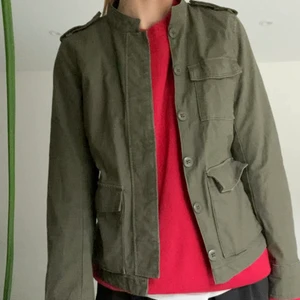 Grön jacka från HM - Jättefin grön ”jacka”, jättefint skick💚💚 köpare står för frakten💜 SÅLD!