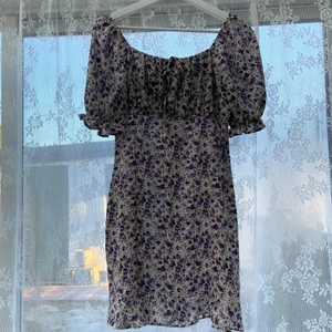 BLÅVIT KLÄNNING - Säljer min blåvita sommarklänning från Shein, perfekt passform men har tyvärr blivit för liten för mig! ☀️🌼🌻