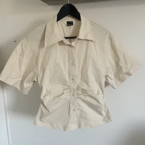 fiona shirt, 32 - ”fiona shirt”, från GinaTricot🤍 Storlek 32, endast testad!🤍