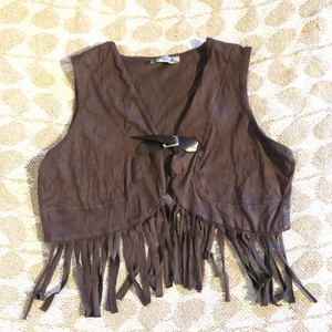 Brun väst - Brun väst från okänd märke i storlek m/l men tycker mer att det är strl xs/s. Materialet verkar vara liknande suede. Köparen står för frakt. 