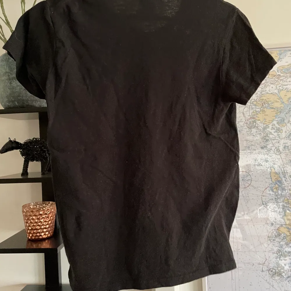 Svart T-shirt i storlek small. Paket skickas samma dag som betalning är mottagen. Vid frågor vänligen kontakta via meddelande.. T-shirts.