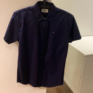 Skjorta från Tommy Hilfiger storlek S - Marinblå, kortärmad skjorta från Tommy Hilfiger i storlek S för herr, bra skick 