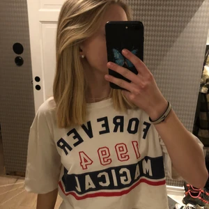 T-shirt - Lös T-shirt m. röda och blåa detaljer