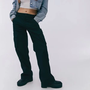 Cargopants HELT SLUTSÅLDA - Skiiiitsnygga cargopant från HM. Helt slutsålda på hemsidan. Säljer endast pga att jag önskar att de vore längre på mig som är 175cm. Har ett resorband i midjan. Modellen på bilden är 165. Låg/Mellan midjade. Str 38 men passar perfekt för en 36 för lite översize. 