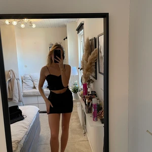 Klänning  - Jättefin klänning som är öppen vid magen❣️ frakt 69kr