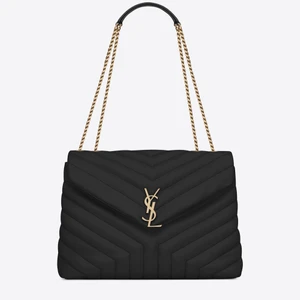 Helt ny ysl loulou - Säljer min helt nya ysl loulou väska i stora storleken! Säljer då jag beställde 2 och gilla den andra mer, kvitto äktehetsbevis osv finns självklart! Lånad bild från deras hemsida men skickar egna vid intresse