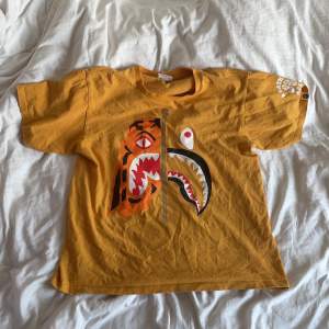 Cool söt vintage Bape shark/tiger tisha! Storlek M men funkar LÄTT som en L