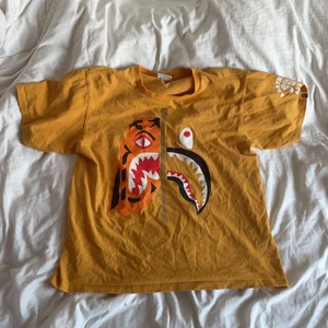 Vintage Bape t-shirt  - Cool söt vintage Bape shark/tiger tisha! Storlek M men funkar LÄTT som en L