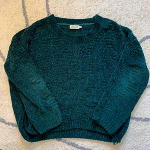 Säljer denna mysiga sweatshirt från Molly Bracken i en mörkare grön ton, väldigt mjuk och strechig i tyget. Endast använd ett fåtal gånger ❤️