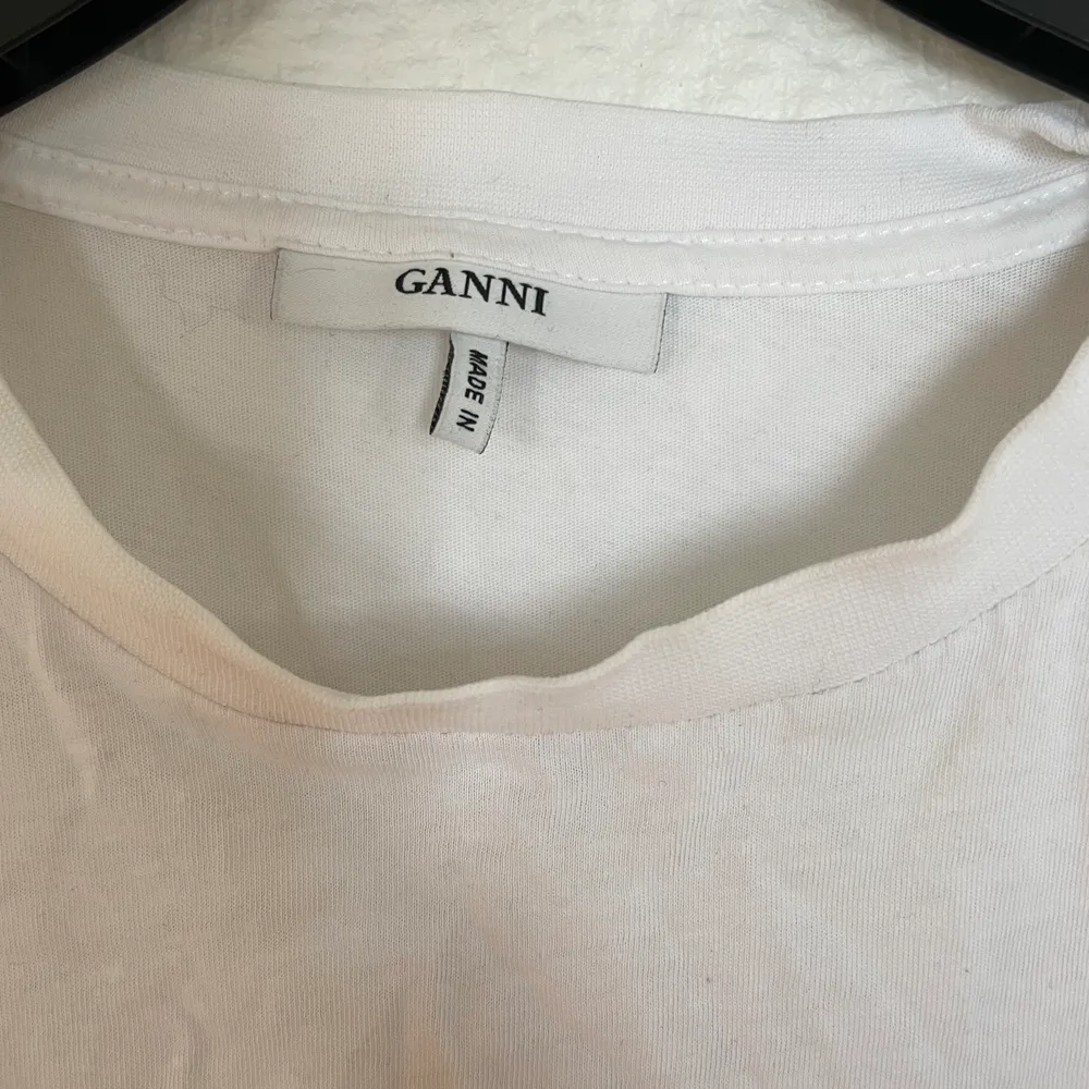 T-shirt från Ganni i S. Bra skick och jättefin till ett par blå jeans nu till våren💜✨. T-shirts.