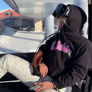 Hoodie - As cool hoodie, det står ”90s baby” på