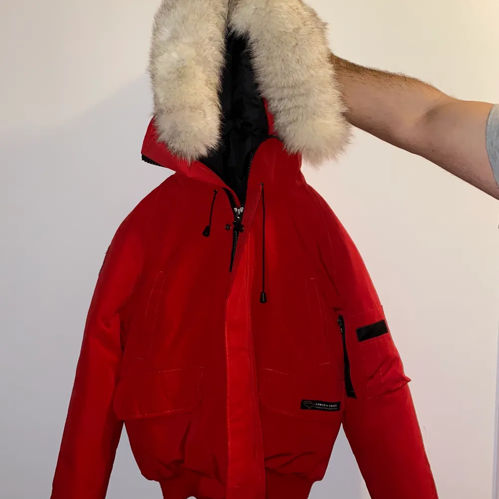 Röd jacka, aldrig använd, är i storlek S. . Jackor.