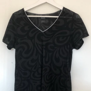 tshirt reebok - Säljer denna vintage t-shirt med superfint mönster från reebok! Säljes pågrund av att jag inte får någon användning av den längre. de mörkare delarna i mönstret är genomskinliga ocj det står ingen storlek men jag skulle säga att den är storlek S men passar mig också bra som är xs, frakt ingår inte i kostnaden💞