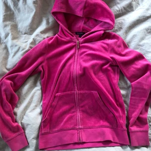 Rosa Juicy Couture tröja storlek XS - Rosa Juicy tröja som jag nu väljer att sälja pågrund av att jag har växt ur den. Tröjan är i storlek XS och jag köpte tröjan i London för 1-2 år sedan. 
