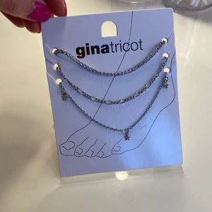 Fotlänkar ginatricot - 3 st silverfotlänkar från ginatricot. Justerbara i längden. Helt nya. Nypris: 100 kr. Mitt pris: 45 kr + frakt.