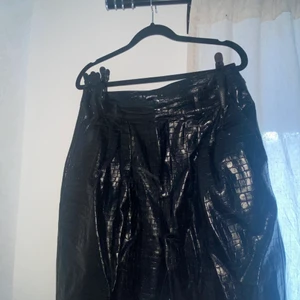 Skinnbyxa balloon fit, fakeskinn - Lite stora men svin coola verkligen snygga om de är ens stil