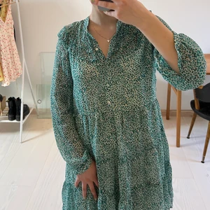 Klänning från Zara - Super söt klänning från Zara. Perfekt till sommaren och våren. !!!KOLLA MIN BIO INNAN NI SKRIVER T MIG!!!