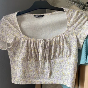 Blommig topp - Super gullig topp från Shein. Sitter fint runt bysten men kommer inte längre till användning 