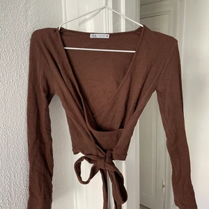 Omlott-topp i brunt 🤎 - Omlott-topp i brunt, superfint skick! 
