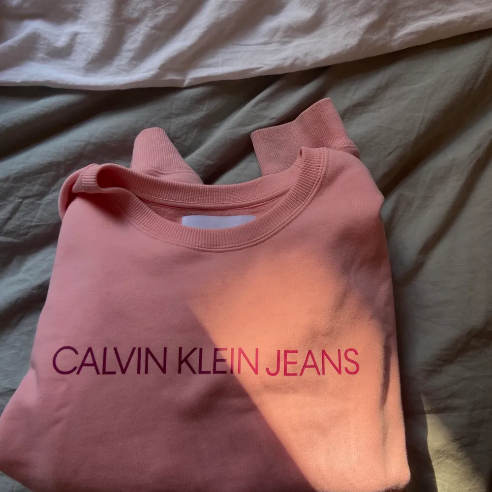 SUPERfin tröja från Calvin Klein! Aldrig använd💕 Mjukt tyg innuti och skönt material! Nypris 999 säljs för 149💗. Tröjor & Koftor.