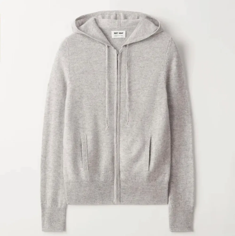 Säljer min gråa zip hoodie från soft goat! Älskar den så mycket då den passar med absolut ALLT och är så bekväm! Säljer då jag vill köpa en ny i större storlek! Nyskick ❤️ NYPRIS: 2300. Tröjor & Koftor.