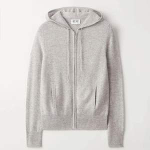 Säljer min gråa zip hoodie från soft goat! Älskar den så mycket då den passar med absolut ALLT och är så bekväm! Säljer då jag vill köpa en ny i större storlek! Nyskick ❤️ NYPRIS: 2300
