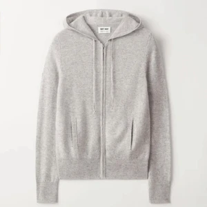 Soft goat - Säljer min gråa zip hoodie från soft goat! Älskar den så mycket då den passar med absolut ALLT och är så bekväm! Säljer då jag vill köpa en ny i större storlek! Nyskick ❤️ NYPRIS: 2300