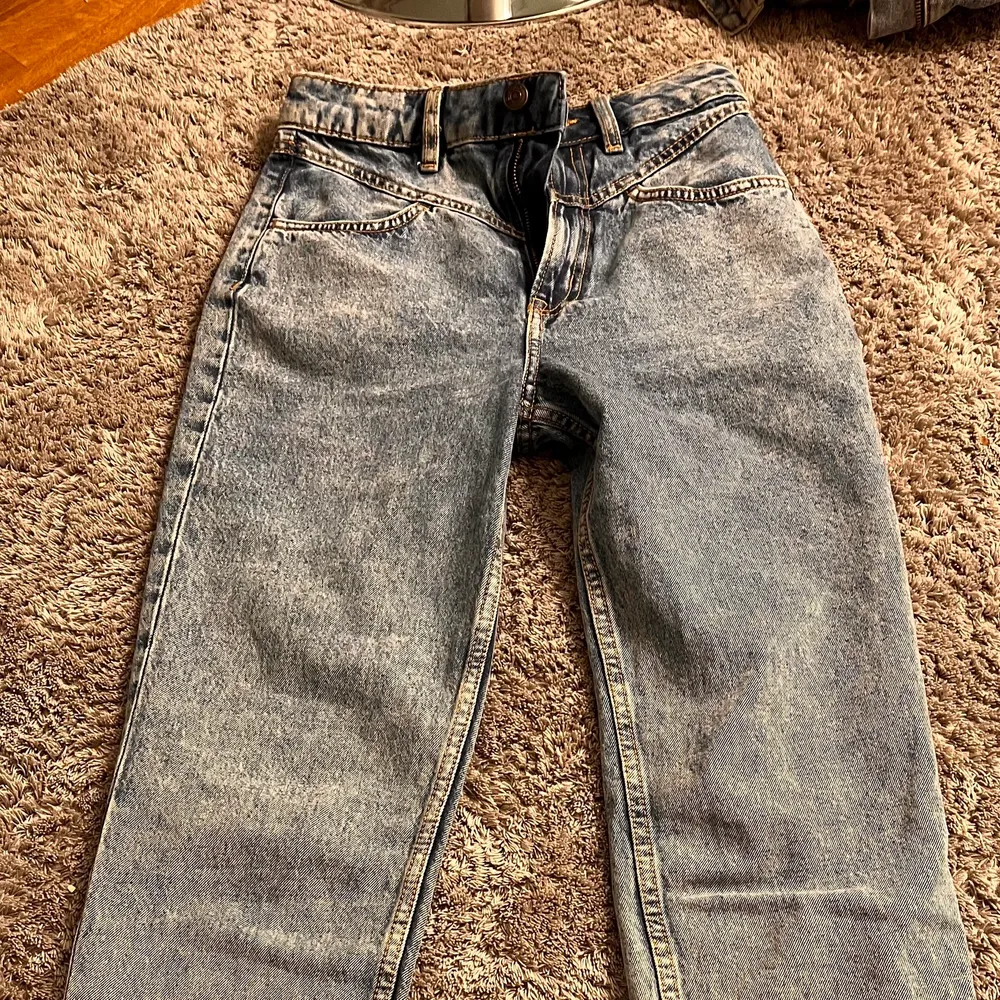 Ett par jeans som är i väldigt fint skick, det är från h&m och i strl 34! Knappt använda!! köparen står för frakten! Kom privat om du är intresserad och var inte rädd för att fråga om du undrar något!!💕 ( PRIS GÅR ATT DISKUTERA ). Jeans & Byxor.
