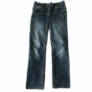 Lågmidjade jeans (straight leg) - Vintage lågmidjade jeans. Köptes på second hand. De är ganska urtvättade men jag tycker att det är ganska coolt och jeansen får mer karaktär. Jag är 178 och de passar bra i längden. Modellen på dem är straight leg. Innerbenslängd: 86cm. De står att de är 40 cm midjestorlek men de passar mig som har 36/38 på byxor.