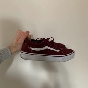 Vans  - Knappt använda vinröda Vans sneakers i str 37