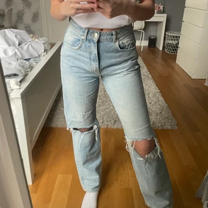 Straight leg jenas  - Ginatricot raka 90 s jenas storlek 36 men skulle säga dem passar både s/m, köparen står för frakten 