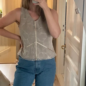 Cropped top i gammelrosa i linmix  - Stl 38, på bilden sitter den på en S. 55% lin 45% viskos. Meshtyg på utsidan är 100% polyamide. Utan anmärkning och sällan använd. Skickar spårbart postnord. Säljer allt på bilden i mina andra annonser