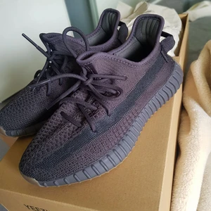 Yeezy 350 v2 - Yeezy boost 350 v2 i färgen Cinder. Sparsamt använda, mest inomhus. Storlek 40 2/3 eller US 7 1/2.