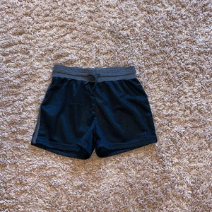  Träningsshorts  -  Säljer dessa träningsshortsen på grund av att de är försmå och det betyder att jag inte kan använda dem så därför vilja att någon annan ska kunna använda dom💕