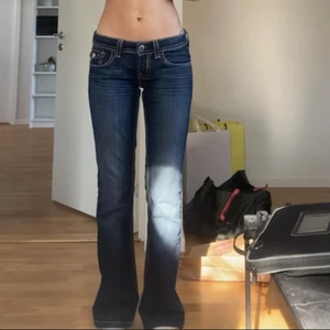 Lågmidjade jeans  - Säljer dessa skit snygga lågmidjade jeans med y2k jeans. Säljer pga jag har för många jeans 😍 bud om fler är intresserade. Det är w 27 L 34 💕💕