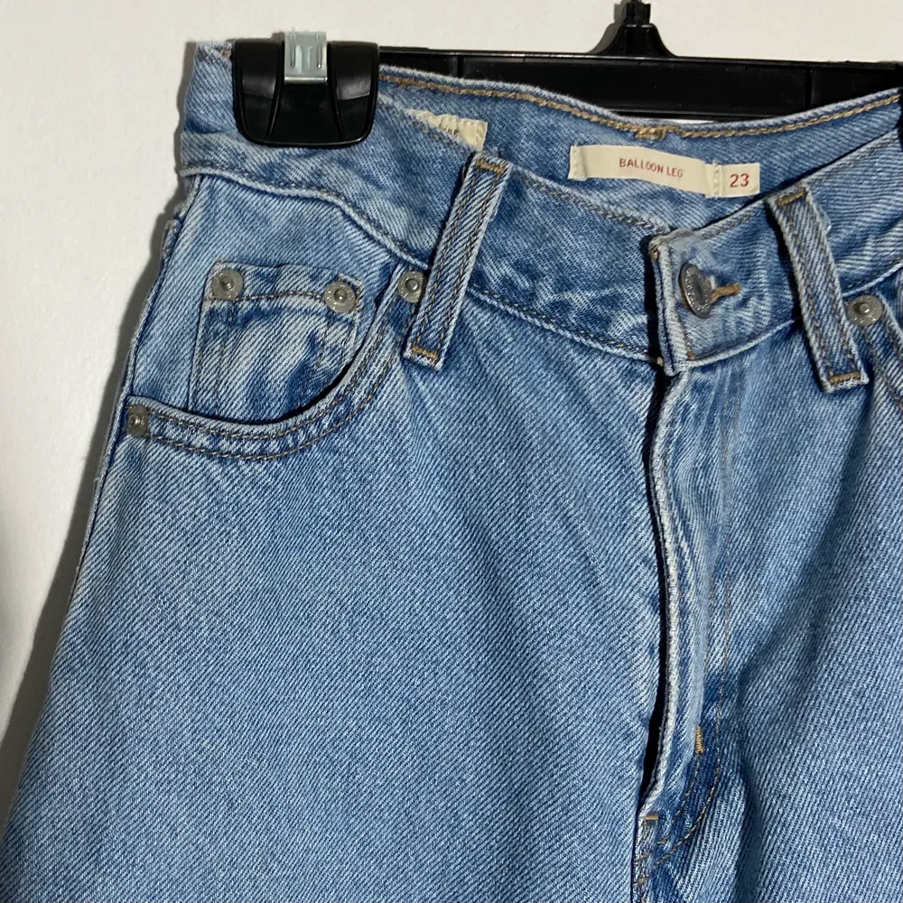 Jättta fina ballong leg jeans från Levis. Säljer på grayens av att dom inte används💕 Ny pris 1 190 köparen står för frakt😊. Jeans & Byxor.