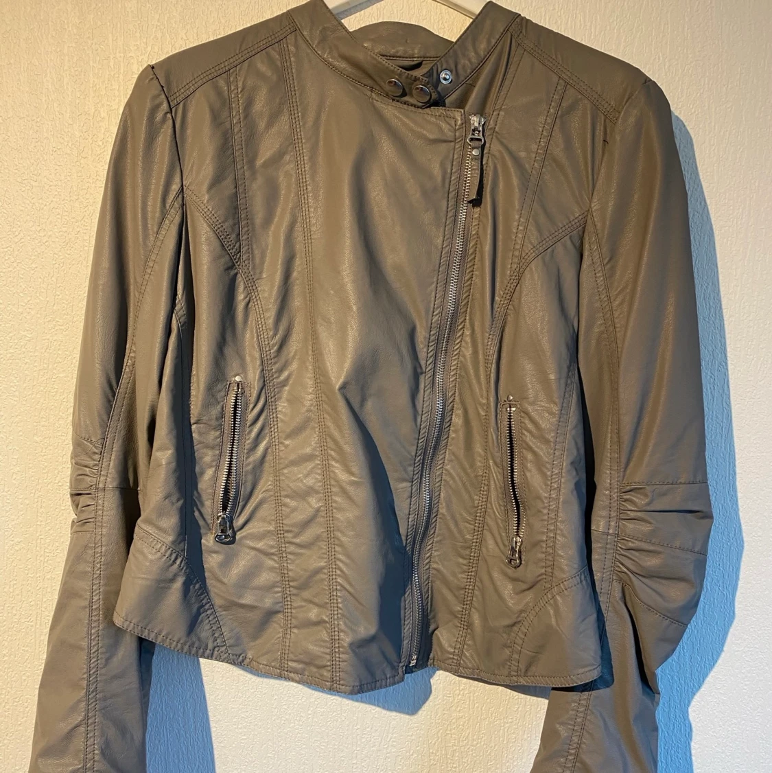 Grå jacka i skinnimmitation